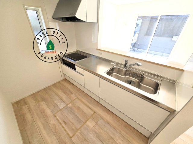 合志市野々島第3-1棟（1号棟）のキッチン|ダイニングテーブルへの配膳がラクラク、お料理はかどるカウンター付きシステムキッチン！