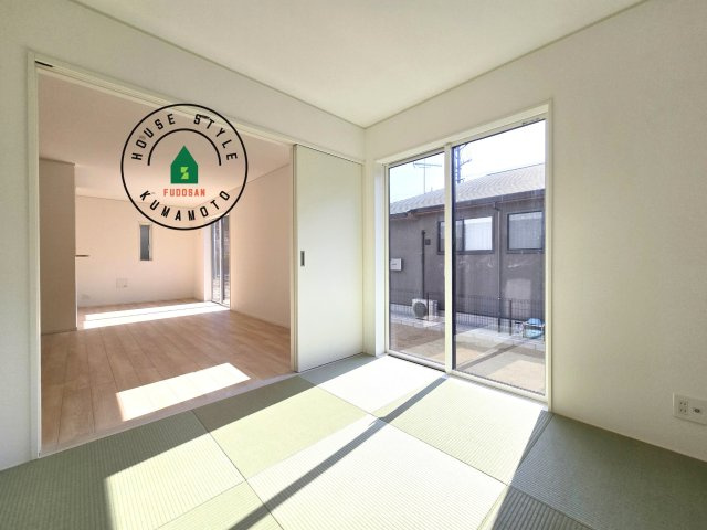 合志市野々島第3-1棟（1号棟）の和室|和室を上手に活用すると暮らし方の幅が広がります。例えば普段は開け放して、子供の小さいうちはお昼寝や遊びのスペースに。畳はソフトなので転んでもケガをしにくく安心です