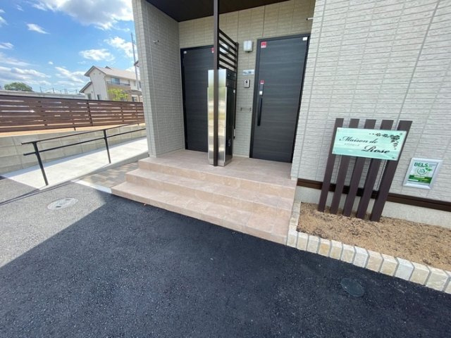 メゾンドローズのエントランス