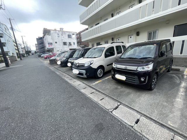 トレジャーハウスの駐車場