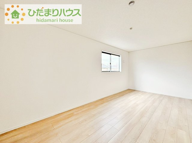 【寝室】 | つくば市若葉第11　新築戸建 | バルコニーに面していて、たっぷり光りの入る明るい主寝室です！