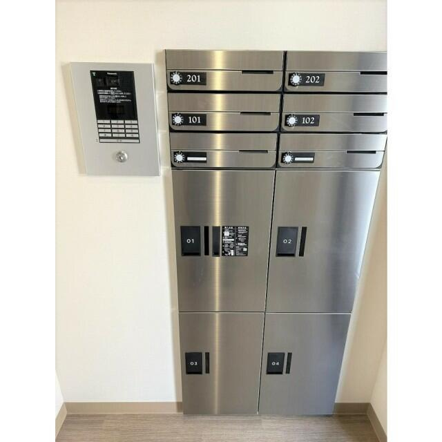 ストレータ代々木上原のその他共用部分|ポストと宅配ボックスです