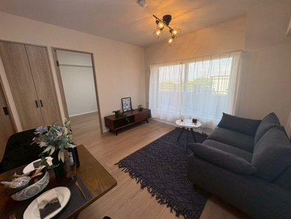 【居間・リビング】ヴィオスガーデン城山 