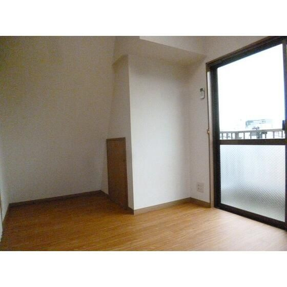 ハイツ三原田の居間・リビング