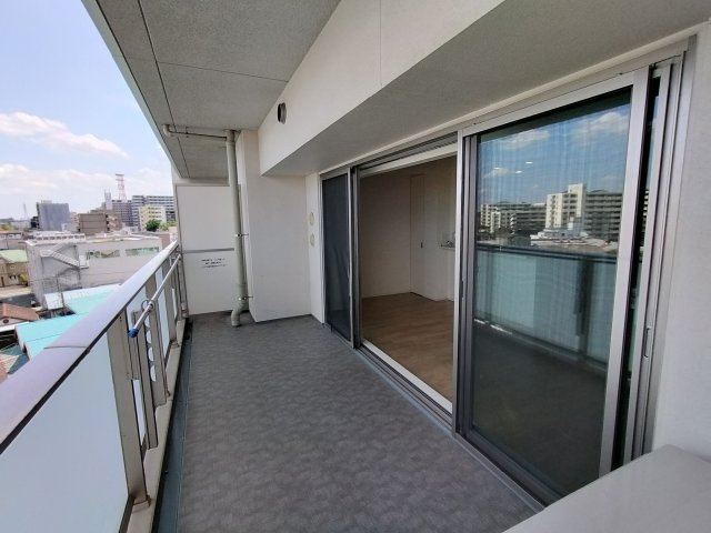 ブリリア草加グランスイートのバルコニー|暖かな日差しのふりそそぐバルコニー