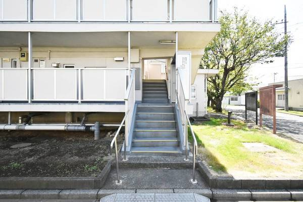 ビレッジハウス大谷5号棟のエントランス|ゆとりのあるエントランスです