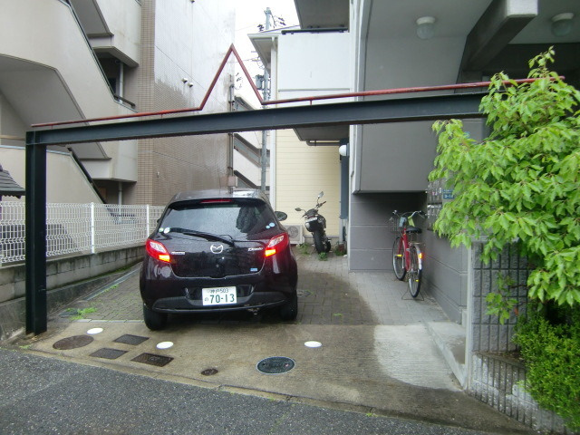 アーバンヴィッセルの駐車場