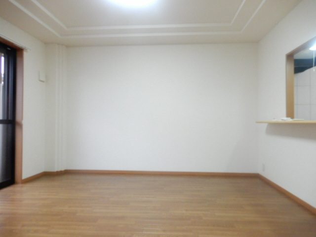 加古川市加古川町中津のアパートの居間・リビング