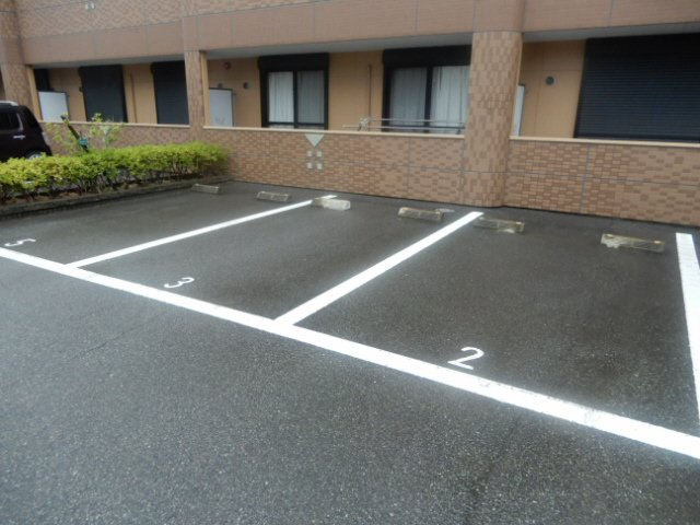 加古川市加古川町中津のアパートの駐車場