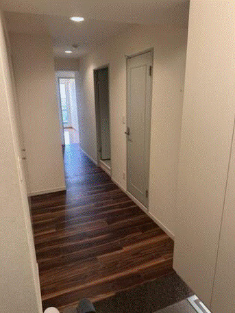 高知市九反田　中古マンションのその他|木目調フローリングが印象的な、上質感のある玄関まわり