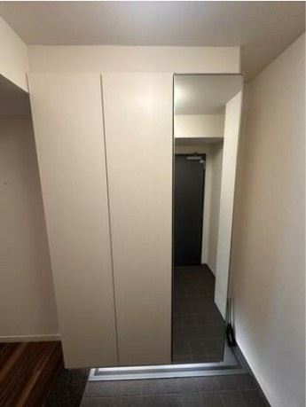 高知市九反田　開放的な眺望の中古マンションの玄関|お出かけ前のチェックに便利な全身ミラー付き玄関収納