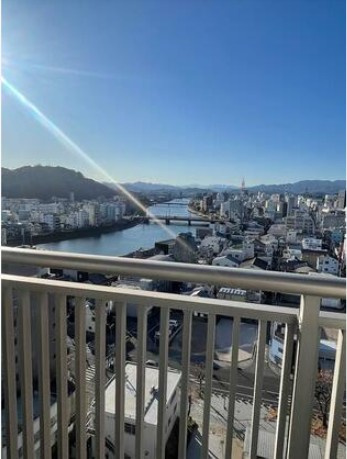 高知市九反田　中古マンションのバルコニー|バルコニーから望む開放的な眺望。空と街並みを一望