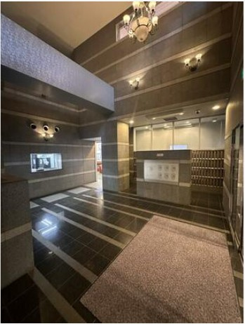 高知市九反田　開放的な眺望の中古マンションのロビー|重厚感のあるエントランスホール。上質なマンションライフを演出