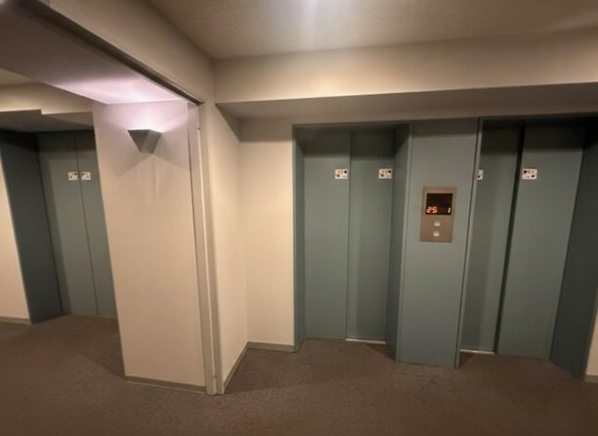 高知市九反田　中古マンションのその他共用部分|共用部もきれいに管理された、エレベーターホール。ベビーカーや重い荷物があっても安心です