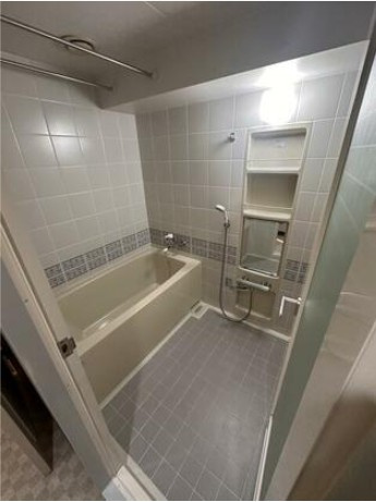 高知市九反田　中古マンションの浴室|シャワー・収納棚付きで使い勝手の良い浴室