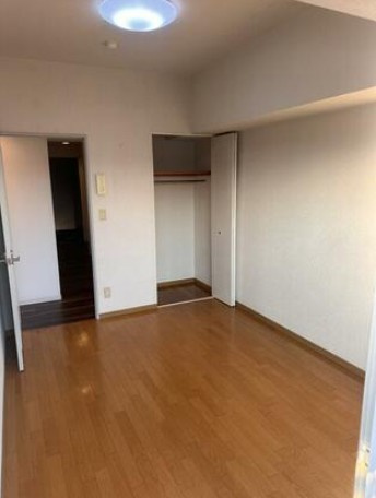 高知市九反田　開放的な眺望の中古マンションの洋室|収納付きの洋室。寝室や子ども部屋など多用途に使えます