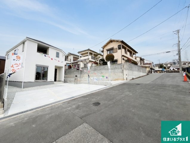 明石市魚住町金ヶ崎　新築一戸建ての前面道路含む現地写真|周辺は閑静な住宅街！前面道路広々で車の出し入れも便利です。駐車が苦手な方でも安心して車庫入れできます！