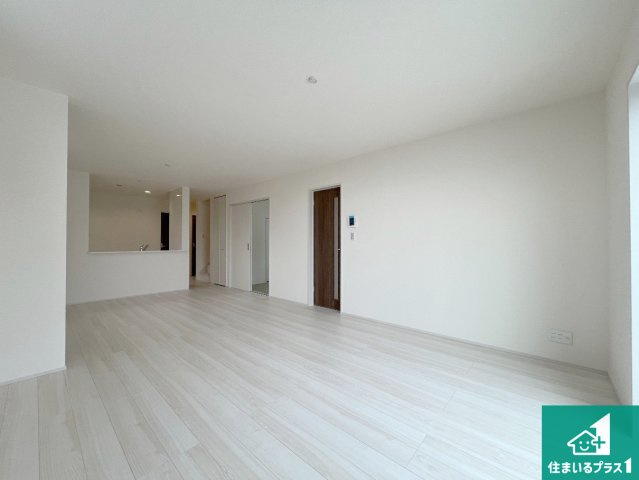明石市魚住町金ヶ崎　新築一戸建ての居間・リビング|日当たり良好の明るいリビングで朝の目覚めもスッキリできそう！対面キッチンでご家族のコミュニケーションも自然と増える設計！小さなお子様が遊ぶスペースを作っても広々とくつろげるLDK！