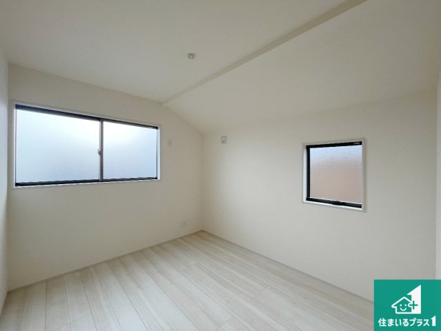 明石市魚住町金ヶ崎　新築一戸建ての洋室|寝室は心地よい眠りについてもらいたくて、シンプルかつ開放的な空間な設計にしています！大きな窓から差し込む日が心地いいです♪