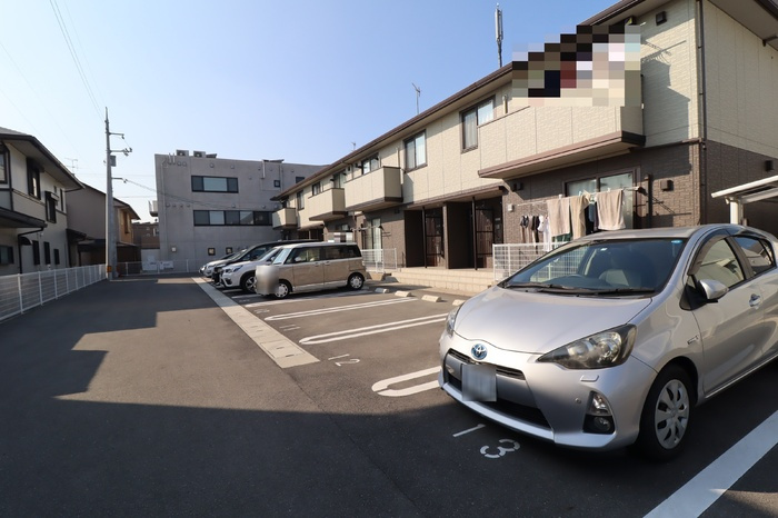 フローラル平野の駐車場