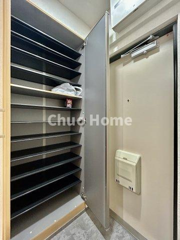 ボナハイツ中川3号棟の玄関|【玄関】玄関には大型のシューズクローゼットを設置しておりますのでいつでもスッキリりとした空間を保てます。玄関周りを清潔に使うのはとても大事なことですよね。