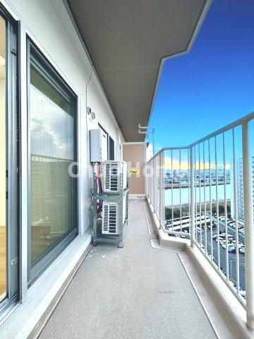 ボナハイツ中川3号棟のバルコニー|【バルコニー】幅もあって、奥行きもあるゆとりのバルコニー。洗濯物を干したり乾かしたりだけでなく、ただ出てみるだけでも気持ちいいですよ。