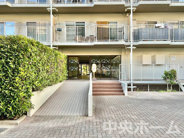 ボナハイツ中川3号棟のエントランス|【エントランス】マンションのエントランスは、その物件の印象を決める、顔とも言える場所です。毎日通る場所ですからきれいなのが一番です。エントランス内はオートロックですので暮らしの安全も確保されています。