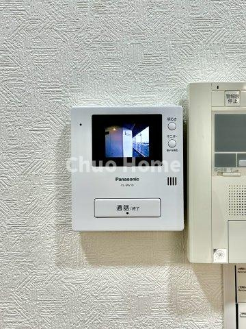 ボナハイツ中川3号棟のセキュリティ|【モニターホン】誰が来たかすぐにわかるカラーモニター付きインターホン。通話ボタンを押すまでは室内の音は漏れていませんので相手を確かめてから応対できます。