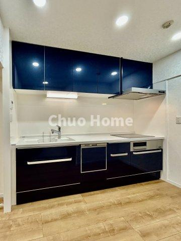 ボナハイツ中川3号棟のキッチン|ワイドで収納豊富なシステムキッチン