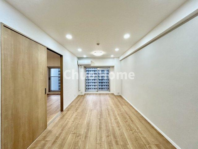 ボナハイツ中川3号棟の居間・リビング|【リビングダイニング】一日の中で多くの時間を過すことになるリビングダイニングだからこそ、いつも穏やかな空間であることが必然。爽やかな通風と採光を存分に感じる事が出来る空間です。