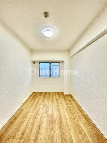 ボナハイツ中川3号棟の寝室|【寝室】心と体をゆったりと安らげる主寝室。寝室のゆとりが大きい分だけ、暮らしの安らぎは深まります。一日の疲れを癒すだけでなく、ご夫婦の親密な語らいを紡ぎ出します