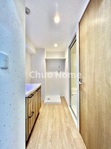 ボナハイツ中川3号棟のランドリースペース|【ランドリースペース】担当者がスケールを持ち歩いておりますので、ご見学時には現在お使いの洗濯機などがきちんと収まるかなどもチェックして下さい。見学前に測っておくと非常に便利だと思います。