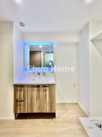 ボナハイツ中川3号棟の脱衣所|【洗面所】明るい洗面所は朝をすっきりさせてくれる空間です。バタバタしている忙しい朝でも収納が多い洗面台では短い時間で効率良く支度ができます。