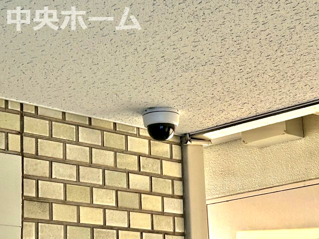 ボナハイツ中川3号棟の防犯設備|【防犯カメラ】何かあった時の大事な証拠になることももちろんなりますが、防犯というくらいですので大事なのは防犯カメラがあることによって抑止力につながることですよね。