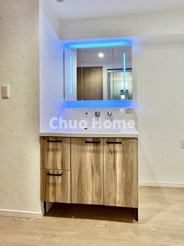 ボナハイツ中川3号棟の独立洗面台|【洗面化粧台】洗面化粧台には三面鏡を採用。身だしなみを整えやすい事はもちろんですが、鏡の後ろに収納スペースを設ける事により、散らかりやすい洗面スペースをすっきりさせる事が出来るのも嬉しいですね