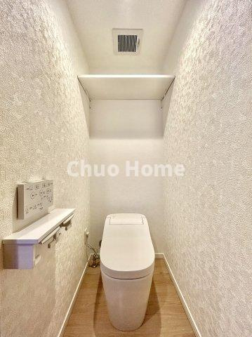 ボナハイツ中川3号棟のトイレ|【トイレ】 収納スペースをしっかりと確保した温水洗浄便座機能付きトイレ。温水洗浄便座は清潔にお使いいただくための大切なアイテムです。