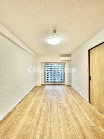 ボナハイツ中川3号棟の洋室|【洋室】快適に過ごす条件は、一人ひとり違います。だからこそ飾り過ぎないシンプルな内装と偏り過ぎないデザインで統一しております。居住していく中でオーナー様だけの【マイホーム】に創り上げて下さい