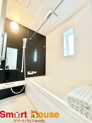 【浴室】 | 相模原市中央区共和　新築戸建 | 一日の疲れを癒してくれる場所なので、快適に過ごして頂く為にゆったりサイズのバスタブを用意しました。是非半身浴をお楽しみ下さい。空気が籠らない様に小窓も設置しております。