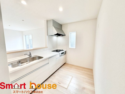 【キッチン】 | 相模原市中央区共和　新築戸建 | リビングにも目が届く場所なので、お子様も見守れます！