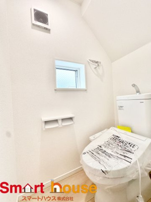 【トイレ】 | 相模原市中央区共和　新築戸建 | 節水型でエコなトイレには、今では当たり前のウォシュレット付き。便座を温める機能もついていて、居心地良くてトイレから出られなくなるかも！換気用に換気扇はもちろん、窓も着いているので常に快適ですね♪