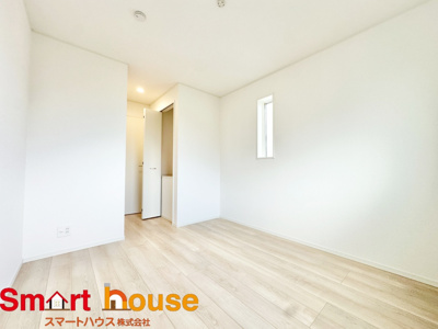 【洋室】 | 相模原市中央区共和　新築戸建 | 家族一人ひとりの大切なプライベート空間。趣味に合わせて使って頂けるようシンプルに仕上げてあります。暮らし心地を大きく左右する収納を、適材適所に配置し使い勝手を考慮しました。