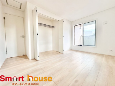 【洋室】 | 相模原市中央区共和　新築戸建 | 充分な広さと収納機能を備えた部屋はお子様の自発性と成長を促します。お子様の成長を支える、勉強や好きなことに没頭する学びの空間にいかがですか？