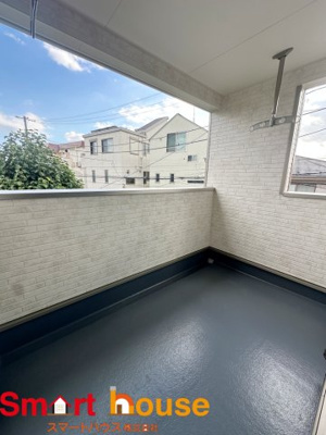 【バルコニー】 | 相模原市中央区共和　新築戸建 | 開放的なバルコニーは見晴らしもよく、太陽の温かな温もりをめいっぱい受け止めてくれます。太陽の光と爽やかな風を受けたお洗濯物はあっという間に乾き、取りこむ時には太陽の匂いを感じられそうですね。