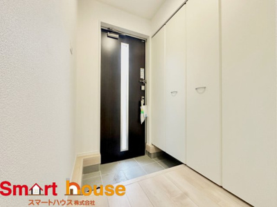 【玄関】 | 相模原市中央区共和　新築戸建 | ンプル且つモダンなエントランス＆ホール。ゆとりを感じさせる上質で明るい空間が住む人や訪れる人を心地よく迎え入れてくれます。