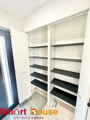 【収納】 | 相模原市中央区共和　新築戸建 | 大型のシューズボックスがあるだけで靴を収集している方も大家族でも安心！
置きっぱなしの靴を収納できるので玄関がスッキリ！