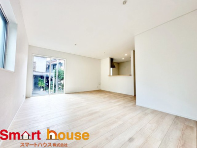 【居間・リビング】 | 相模原市中央区共和　新築戸建 | 家族の笑い声が聞こえてきそうな大空間♪大きめのLDKはそれだけで心が和みます。家族揃ってリビングで過ごすお休みの日が、楽しみになる場所となることでしょう。