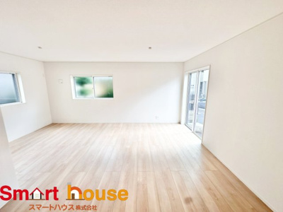 【居間・リビング】 | 相模原市中央区共和　新築戸建 | 家族の笑い声が聞こえてきそうな大空間♪大きめのLDKはそれだけで心が和みます。家族揃ってリビングで過ごすお休みの日が、楽しみになる場所となることでしょう。