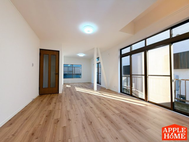 さいたま市北区宮原町　中古戸建の居間・リビング|クロス張替え済み