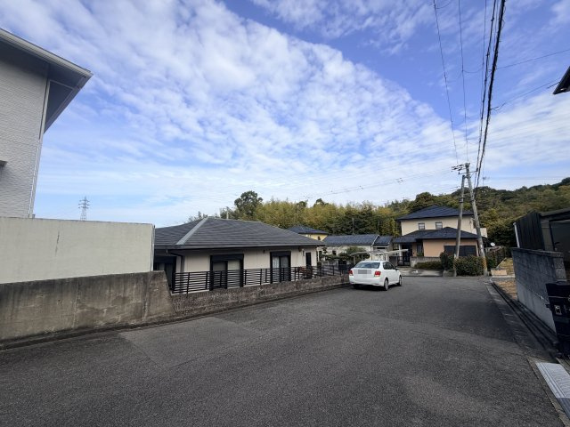 御坊市岩内・中古戸建・54738の前面道路含む現地写真