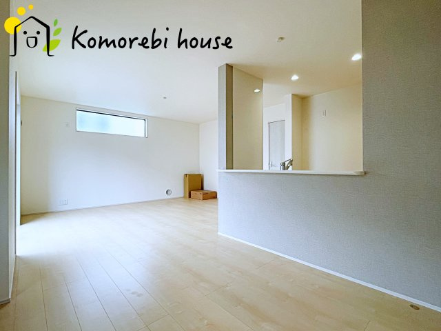 蓮田市根金　新築一戸建て　リーブルガーデン　01の居間・リビング|ゆったり過ごせるリビングです